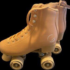 ROLLER SKATES AND PROTECTIVE PADS
